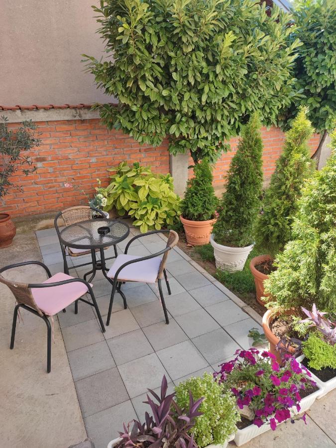 Flora Apartment Surčin Екстериор снимка
