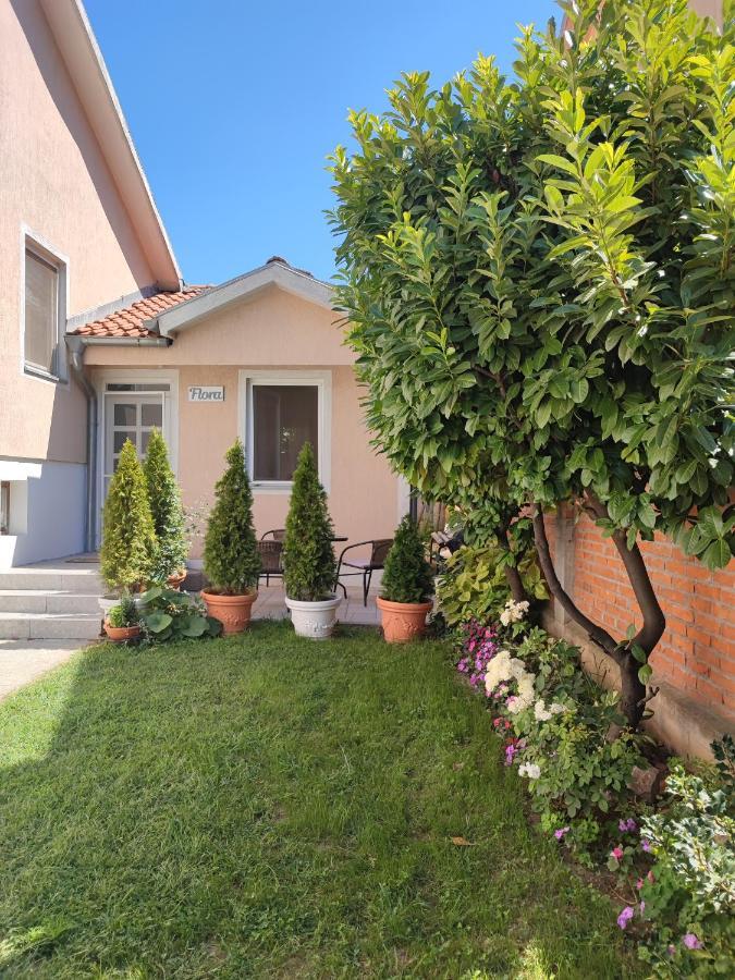 Flora Apartment Surčin Екстериор снимка